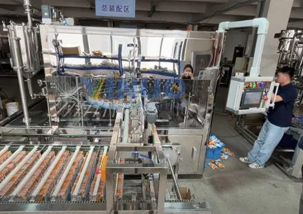 Máquina llenadora y taponadora de bolsas con boquilla de jugo de alta velocidad Solución de envasado automático para líquidos