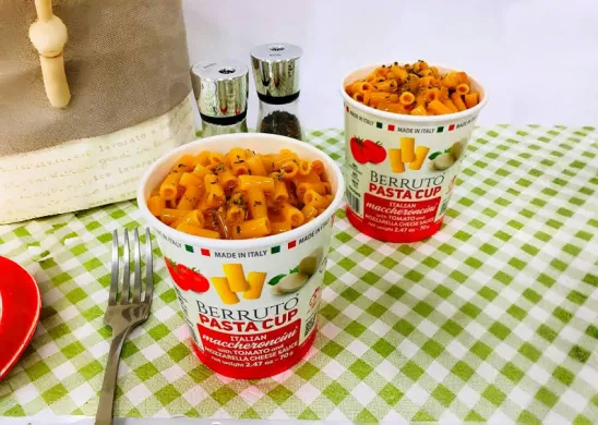 Línea de envasado de vasos de pasta para una empresa polaca que cotiza en bolsa